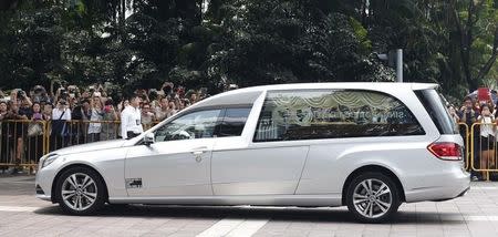 The hearse carrying the body of former Prime Minister Lee Kuan Yew arrives at the Istana in Singapore, March 23, 2015. REUTERS/Edgar Su