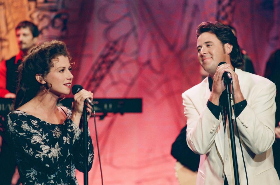 Amy Grant & Vince Gill perform on November 7, 1994