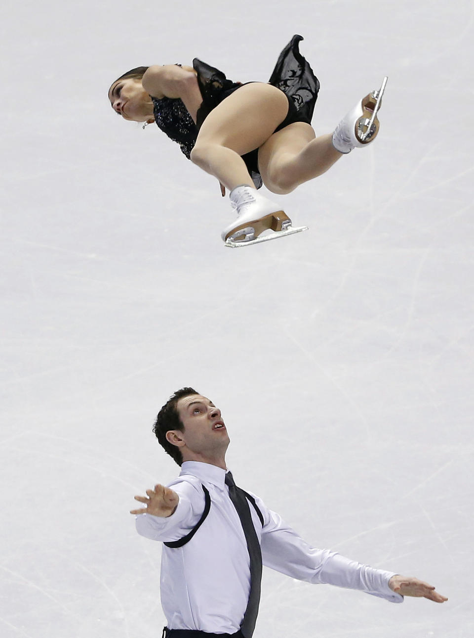 Marissa Castelli and Simon Shnapir compete during the pairs free skate at the U.S. Figure Skating Championships in Boston, Saturday, Jan. 11, 2014. (AP Photo/Elise Amendola)