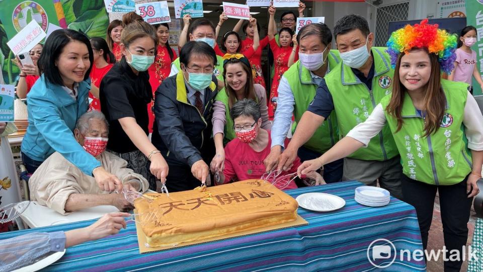 民進黨台南市黨部舉辦溫馨的婦女節慶祝活動，由民進黨婦女部與新住民部，結合樂活社會福利慈善事業基金會共同籌辦，以《女兒心、台灣情》為主軸串流整個活動內容。   圖：民進黨台南市黨部提供