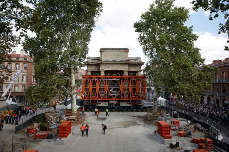 Un monument aux morts d'environ 950 tonnes a été déplacé à Toulouse pour les besoins du chantier de la troisième ligne de métro (Valentine CHAPUIS)