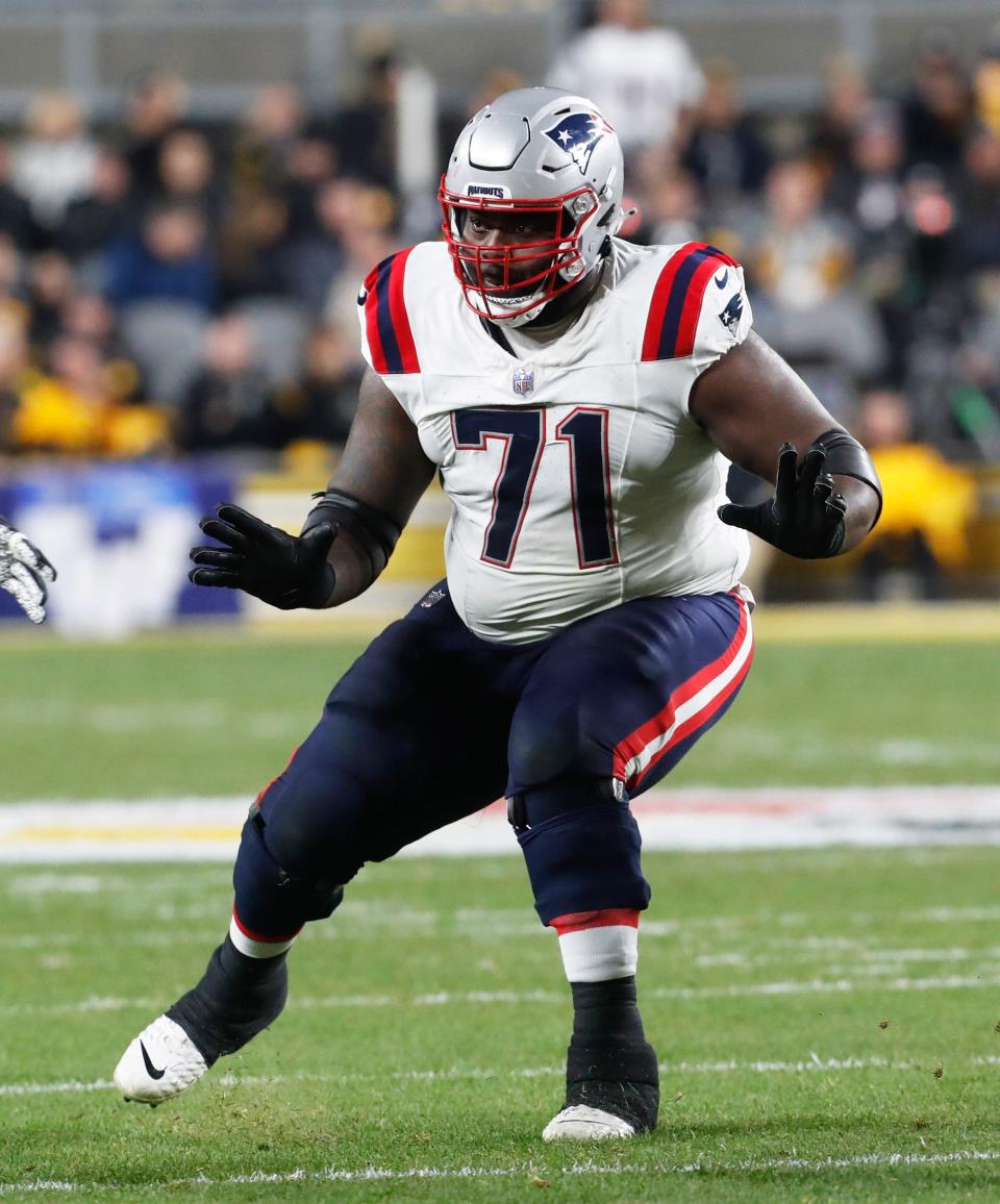 New England Patriots guard Mike Onwenu blocks at the line of scrimmage against the Pittsburgh Steelers in Pittsburgh, Dec. 7, 2023.