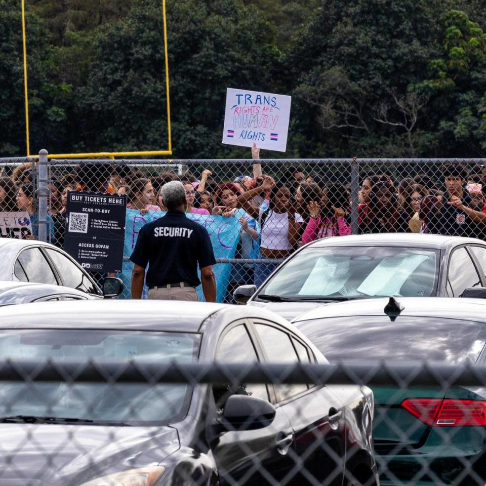 Alumnos de la Secundaria Monarch realizaron una huelga el martes 28 de noviembre de 2023, después de que el director, James Cecil, y otros miembros del personal fueran destituidos de sus cargos a la espera de una investigación. Las reasignaciones se produjeron porque una estudiante transgénero había estado jugando voleibol en la escuela en Coconut Creek, Florida.