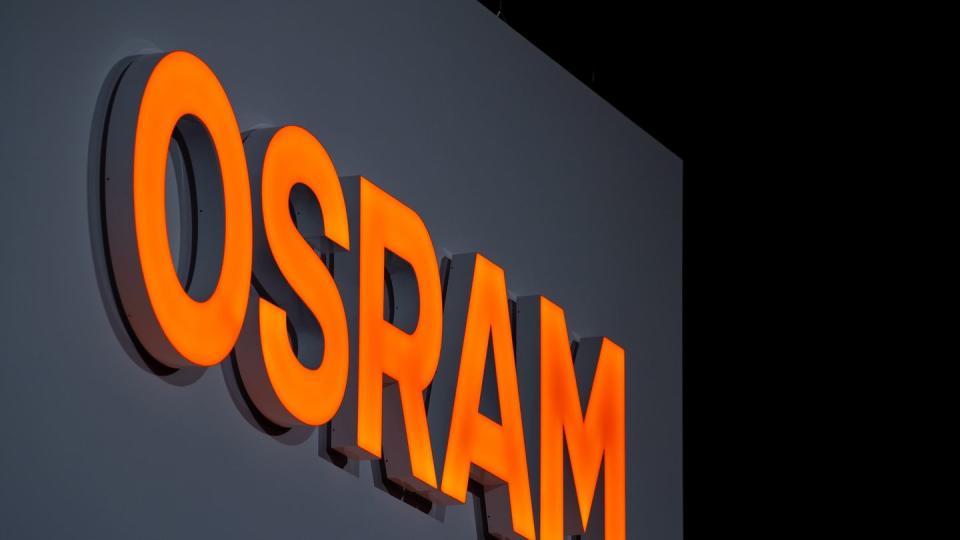 Das Logo von Osram hängt auf der Hauptversammlung von Osram im Kongresszentrum der Messe.