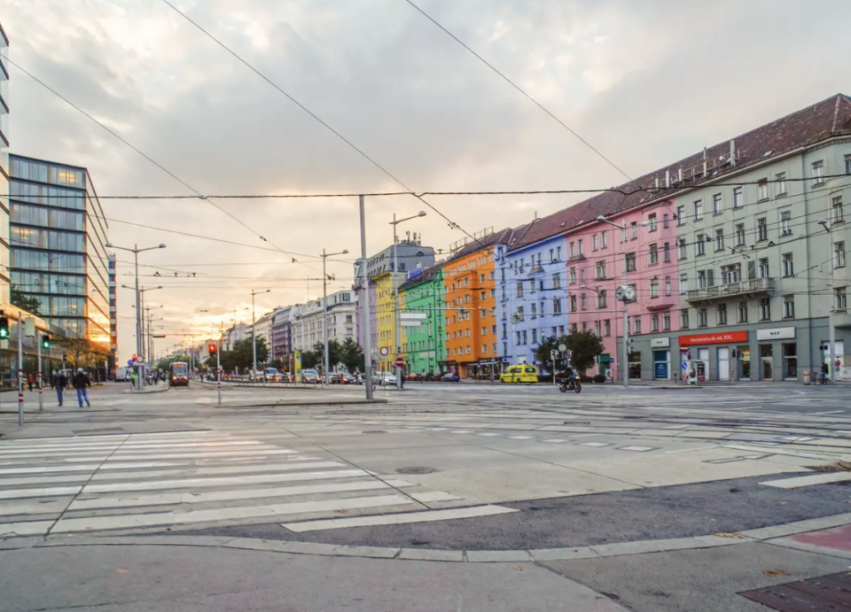 In dieser Straße in Wien buchte sich die Autorin eine Unterkunft. - Copyright: Joey Hadden/ Business Insider