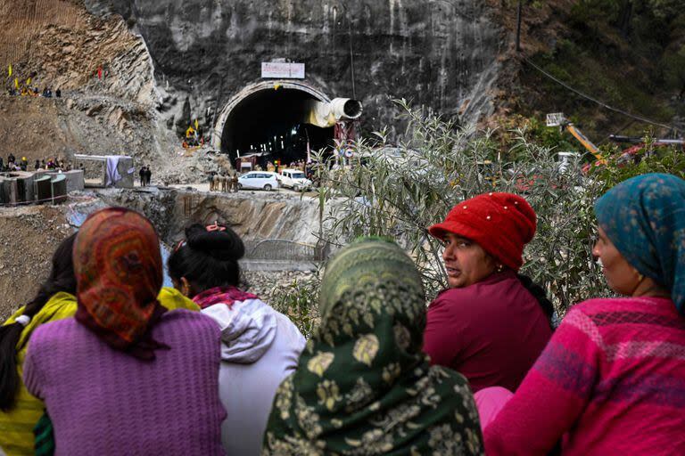 Aldeanos y lugareños se reúnen para contemplar los esfuerzos de los operativos para rescatar a los 41 hombres atrapados en el túnel de Silkyara, derrumbado y en construcción, en el distrito de Uttarkashi, en el estado indio de Uttarakhand, el 28 de noviembre de 2023.