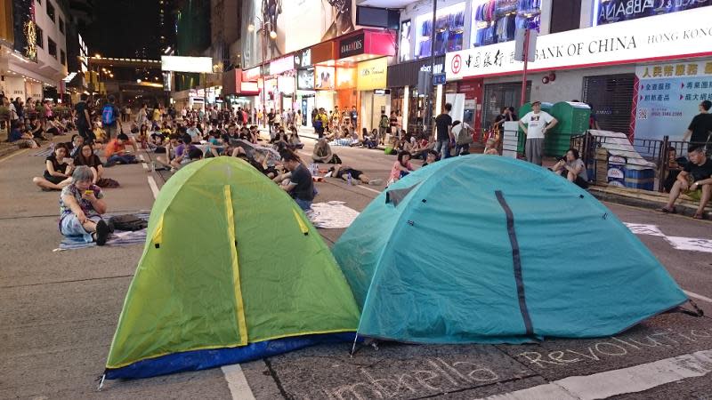 尖沙咀逾二百市民續佔據道路