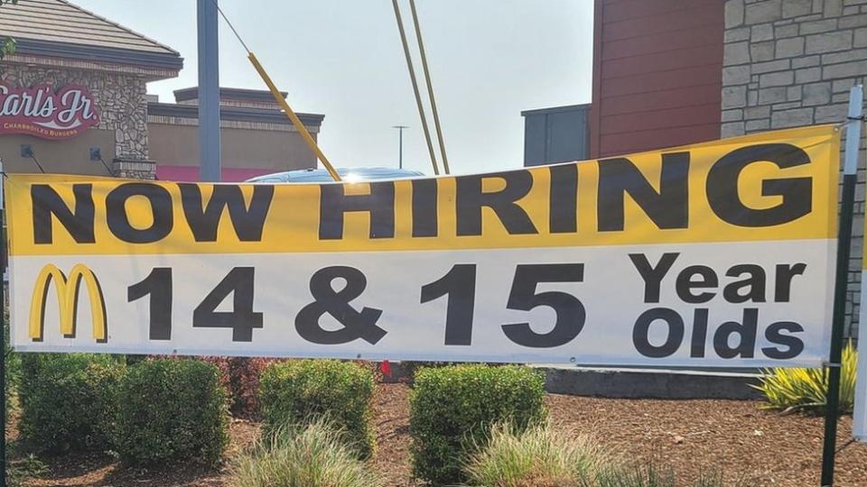 Pancarta anunciando la contratación de jóvenes en un McDonald's en Oregón