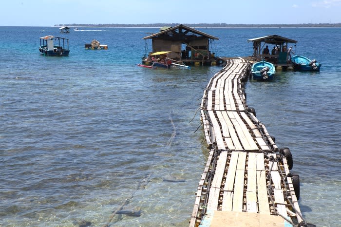 A jetty at Autore pearl farm containing two adjacent work stations: Sunshine, a tropical cool breeze, and turquoise blue water, I could hardly imagine anyone disagreeing to having such a fine "office".