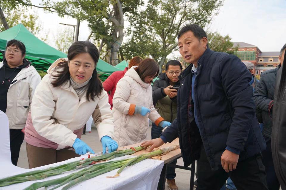 參賽的蔥農拿出大蔥「比一比」。（圖／翻攝上觀新聞）