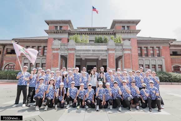 全中運開幕，新竹市長高虹安親自授旗，勉勵竹市全中運代表隊。