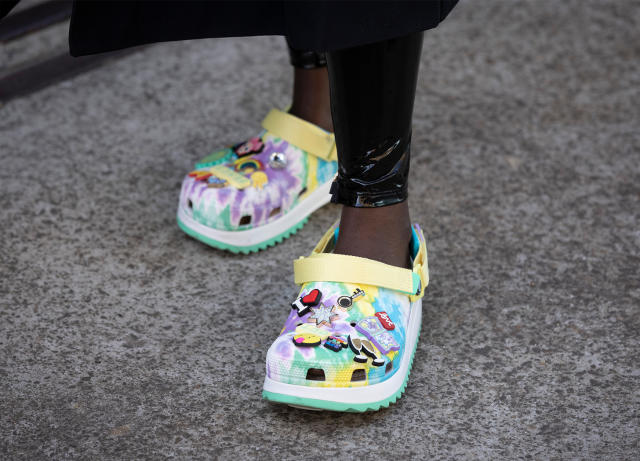 24 Crocs Outfit Ideas That Are Both Stylish and Comfy