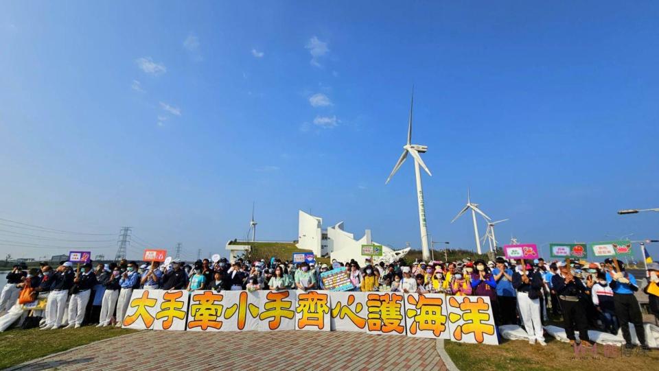 ▲和東國小參加伸港濕地淨灘行動，這群義工他們戴上手套，用心撿拾垃圾，讓海灘重新回復清潔，呈現出更美麗的一面。（記者陳雅芳攝）