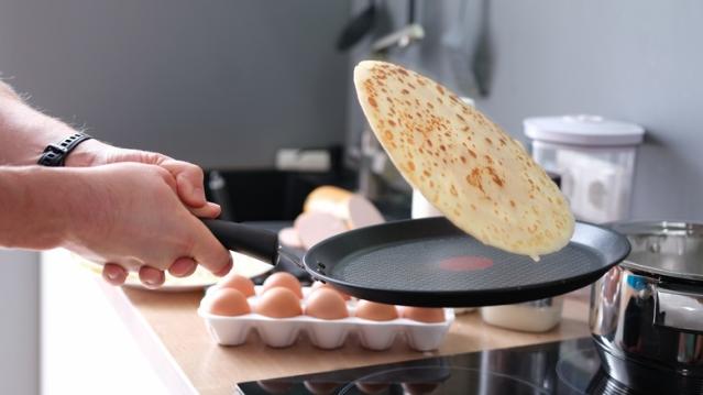 How Can I Cook Pancakes and Eggs in a Stainless Steel Pan?