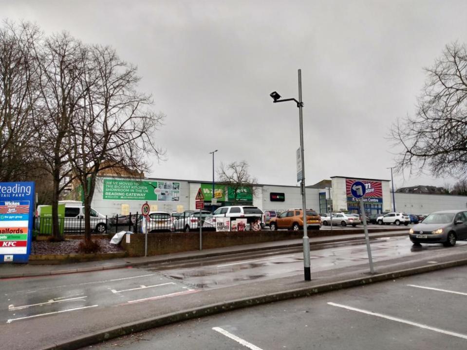 Reading Chronicle: The unoccupied Wren Kitchens unit, set to be modified and occupied so that Halfords can move at the Reading Retail Park in Oxford Road. Credit: James Aldridge, Local Democracy Reporting Service