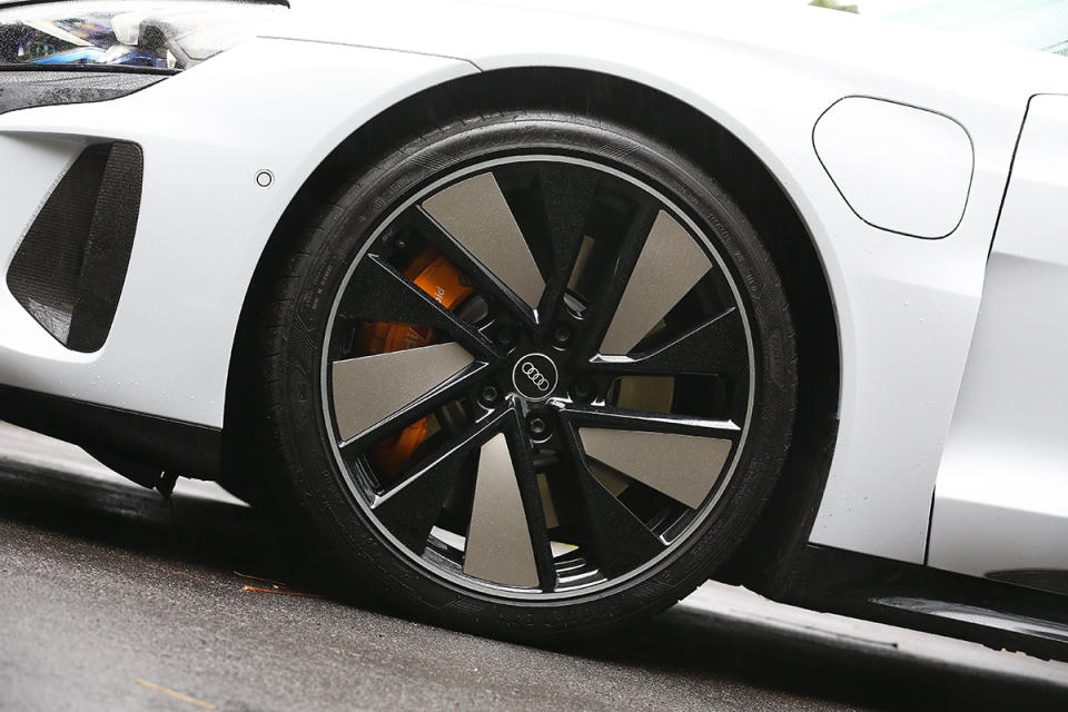 試駕車採用的21吋銀黑雙色輪圈相當動感吸睛，內側煞車卡鉗則可選用紅色或橘色塗裝。