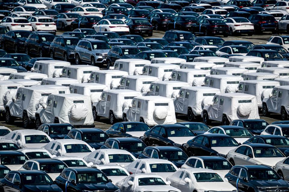 Deutsche Autos vor dem Export. Viele werden bald auf Russlands Straßen fahren - trotz aller Sanktionen.  - Copyright: Picture Alliance