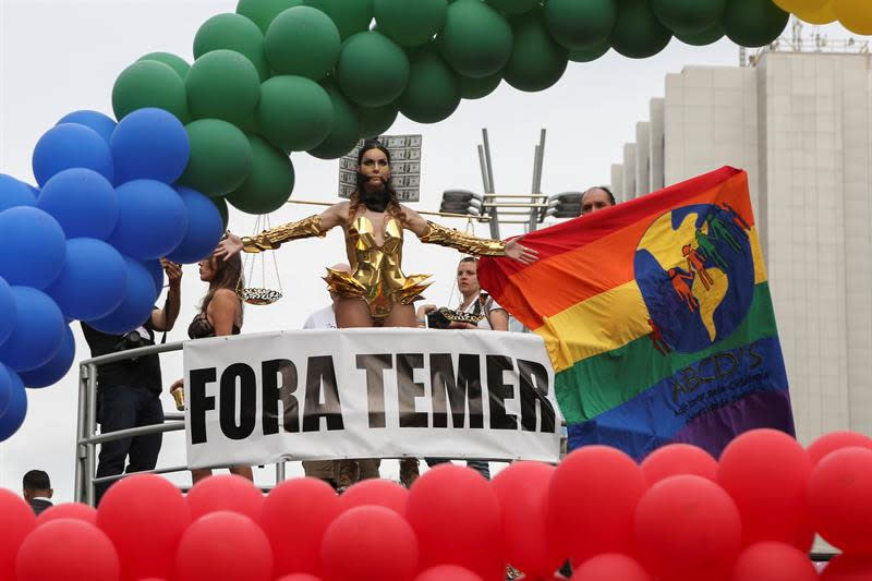 También hubo parte de la excéntrica comunidad LGTB que protestó contra el presidente interino MIchel Temer. EFE/Sebastião Moreira