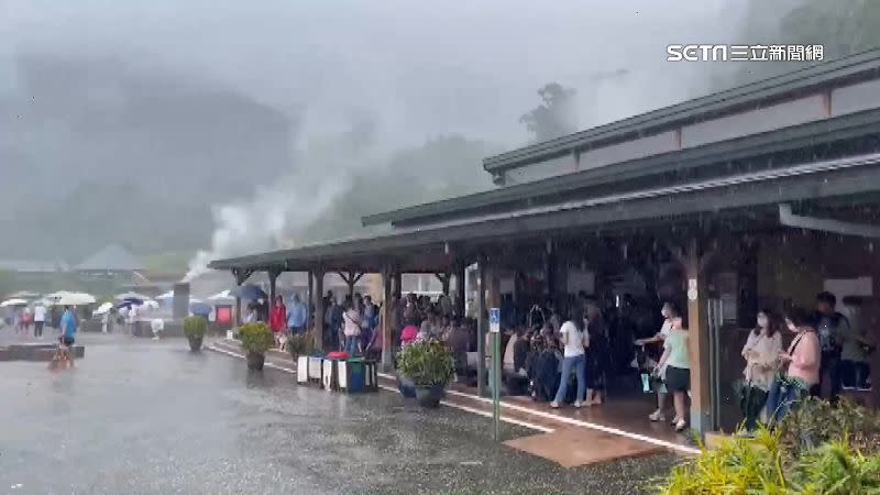 清水地熱公園連假第一天就有許多遊客造訪。