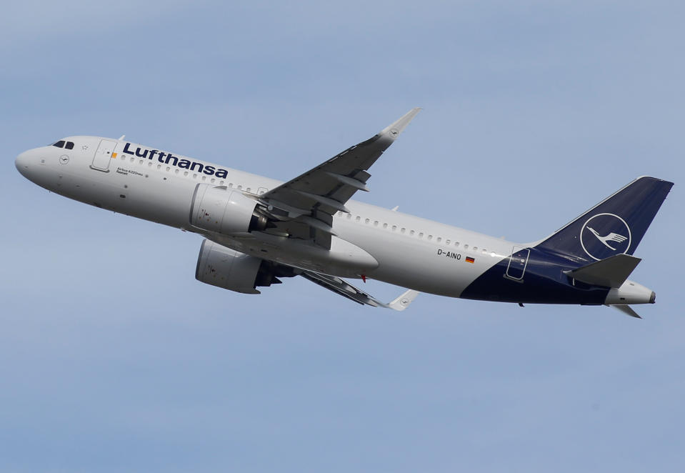 A Lufthansa Airbus A320 takes off at the aircraft builder's headquarters in Colomiers near Toulouse, France, September 27, 2019. REUTERS/Regis Duvignau