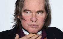 Val Kilmer ist seit seiner Jugend Mitglied der "Kirche Christi, Wissenschaftler". Der Schauspieler konnte sich nie von der Sekte lösen - selbst als der Glaube seine Gesundheit gefährdete. Da die Sekte nicht an die moderne Medizin glaubt, wollte er auch einen Tumor im Hals nicht wahrhaben. Erst als er aus dem Hals blutete, wurde er ins Krankenhaus gebracht und notoperiert. Trotzdem vertritt er bis heute die Meinung, die Liebe seiner Familie und ihre Gebete hätten ihn geheilt. (Bild: Amanda Edwards/Getty Images)