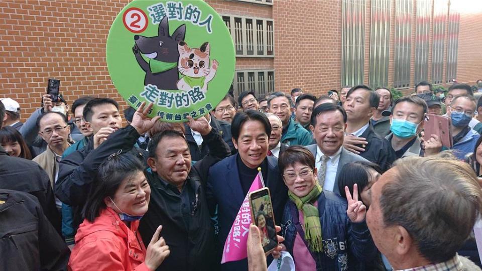 民進黨總統當選人賴清德（左三）26日在大選後首次回台南中西區台灣首廟天壇拜拜還願，現場支持者高喊總統好，爭相與其合影。（程炳璋攝）