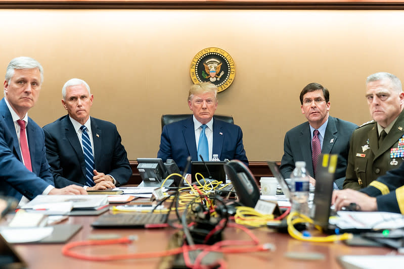 川普與副總統彭斯（Mike Pence）和軍事及國安高層官員一同在白宮戰情室，觀看本次突襲行動進展，目睹巴格達迪臨終之際的影像畫面。（擷取自白宮Flickr）