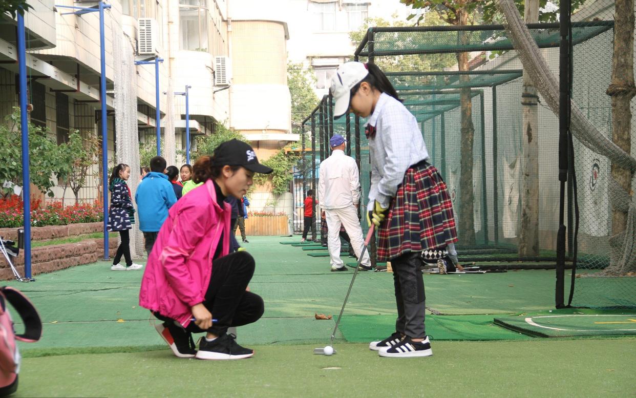 Compulsory golf classes have been rolled out in Chinese schools - ChinaVisual.com
