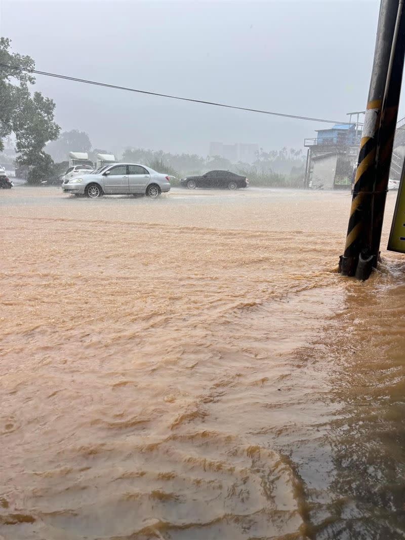 一場暴雨導致淹水高度達到30公分，居民表示比凱米颱風過境時淹更高。(圖／民眾提供)