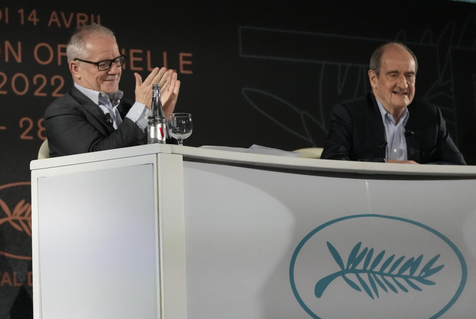 El delegado general del festival, Thierry Fremaux, a la izquierda, y el presidente del festival, Pierre Lescure, dan una conferencia de prensa para anunciar la programación del Festival de Cine de Cannes, en su 75a edición, el jueves 14 de abril de 2022 en París. El evento está previsto del 17 al 28 de mayo de 2022. (Foto AP/Francois Mori)