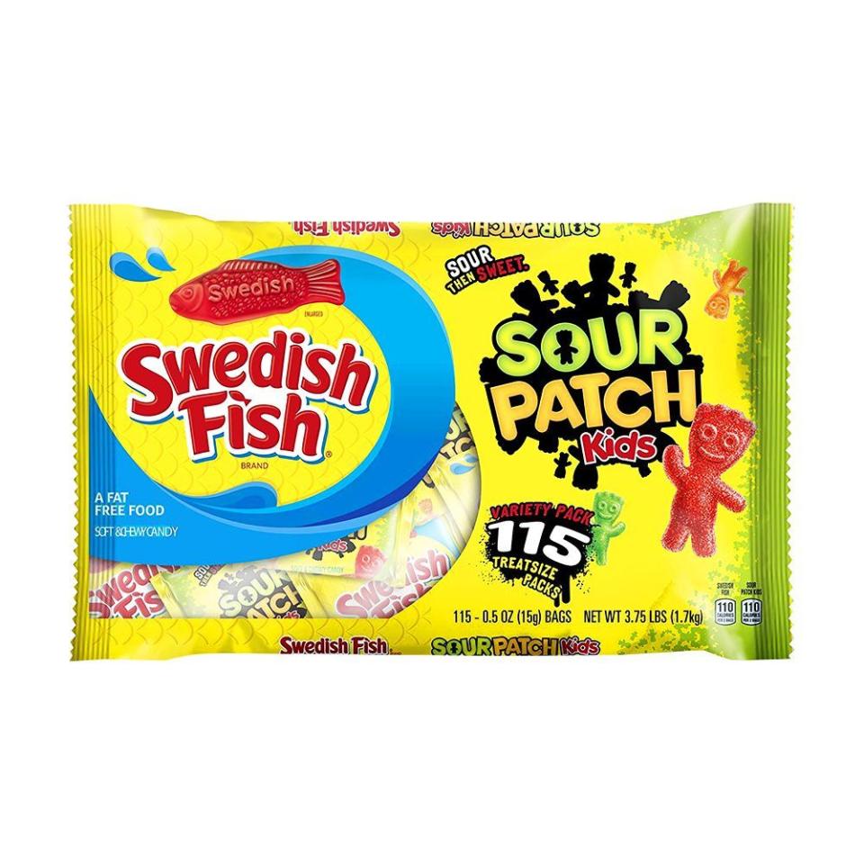 24) Sour Patch Kids & Swedish Fish Halloween Candy Pack (115-Count)