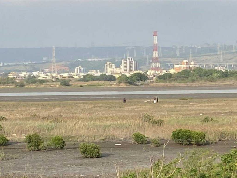 今日下午約4點30分許，有民眾在彰化縣伸港鄉大肚溪南岸出海口附近，發現大片散落的白骨，嚇得立即向警方報案，警方接到報案後，立即派員前往，並封鎖現場，將報請檢察官相驗。（圖／民眾提供）