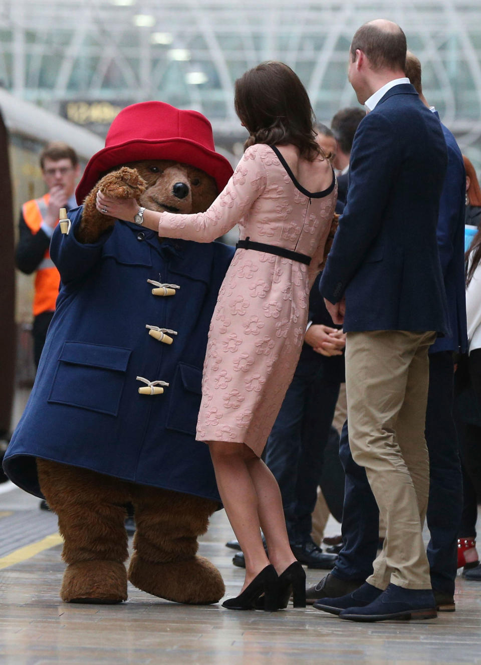 Paddington Bär legte mit Herzogin Kate ein Tänzchen an dem Bahnhof hin, nachdem er benannt wurde. (Bild: AP Photo)