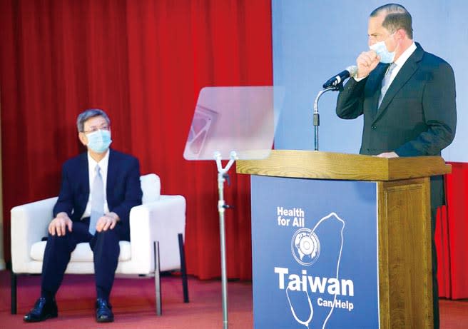 美國衛生部長阿札爾（右）11日在前副總統陳建仁（左）歡迎下發表演說。（范揚光攝）