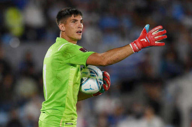 Uruguayo Rochet dice que balones rápidos del Mundial ponen a prueba a los  arqueros