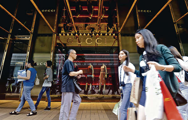 Gucci尖沙咀分店昨現人龍，該店減價在數日前開始。