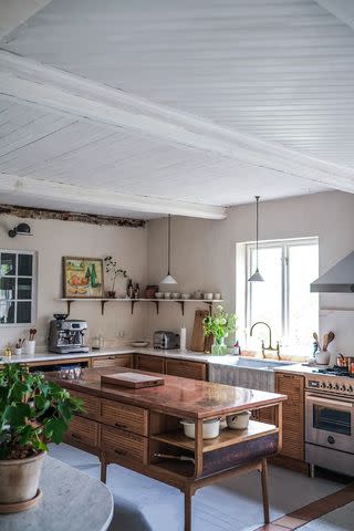 <p>Design by <a href="https://www.devolkitchens.co.uk/" data-component="link" data-source="inlineLink" data-type="externalLink" data-ordinal="1">deVOL Kitchens</a> / Photo by <a href="https://ourfoodstories.com/" data-component="link" data-source="inlineLink" data-type="externalLink" data-ordinal="2" rel="nofollow">Our Food Stories</a></p>