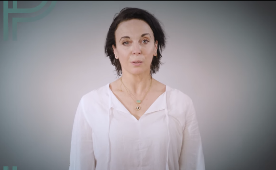 Amanda Abbington in her new role on stage. (YouTube)