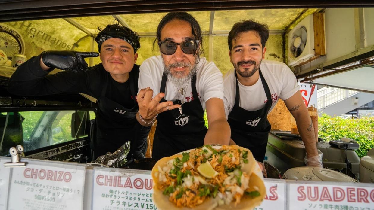 Dejó Japón y aprendió a hacer tacos en México. Ahora es dueño del camión de tacos más popular de Tokio