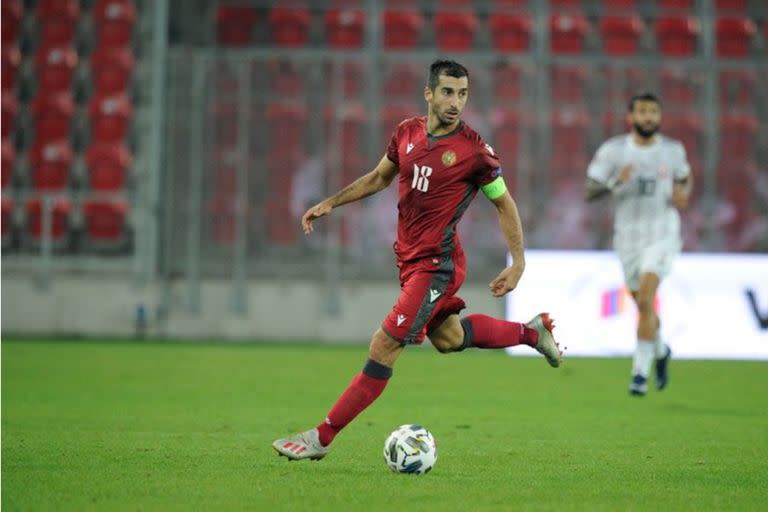 Henrikh Mkhitaryan, con la camiseta de Armenia, seleccionado en el que compartió equipo con los argentinos Norberto Briasco y Lucas Zelarayán