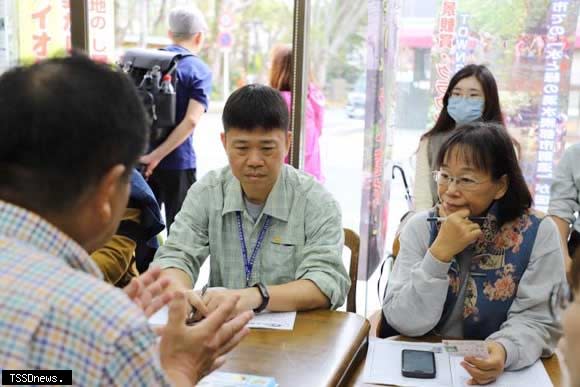 謝淑亞副縣長與許宏博處長與GW三島事務所夥伴交流。（圖：雲縣府提供)