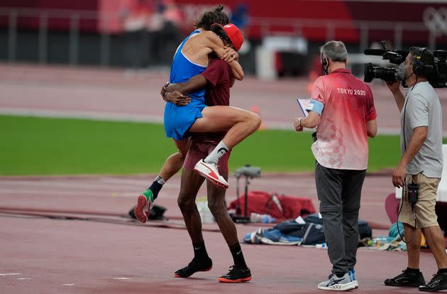 Ce dimanche 1er août, Gianmarco Tamberi est tombé dans les bras de Mutaz Barshim aux Jeux olympiques de Tokyo après que les deux hommes -à égalité à la fin du concours de saut en hauteur- ont décidé de se partager le titre et de recevoir chacun une médaille d'or. (Photo: Andrew Nelles / AFP)