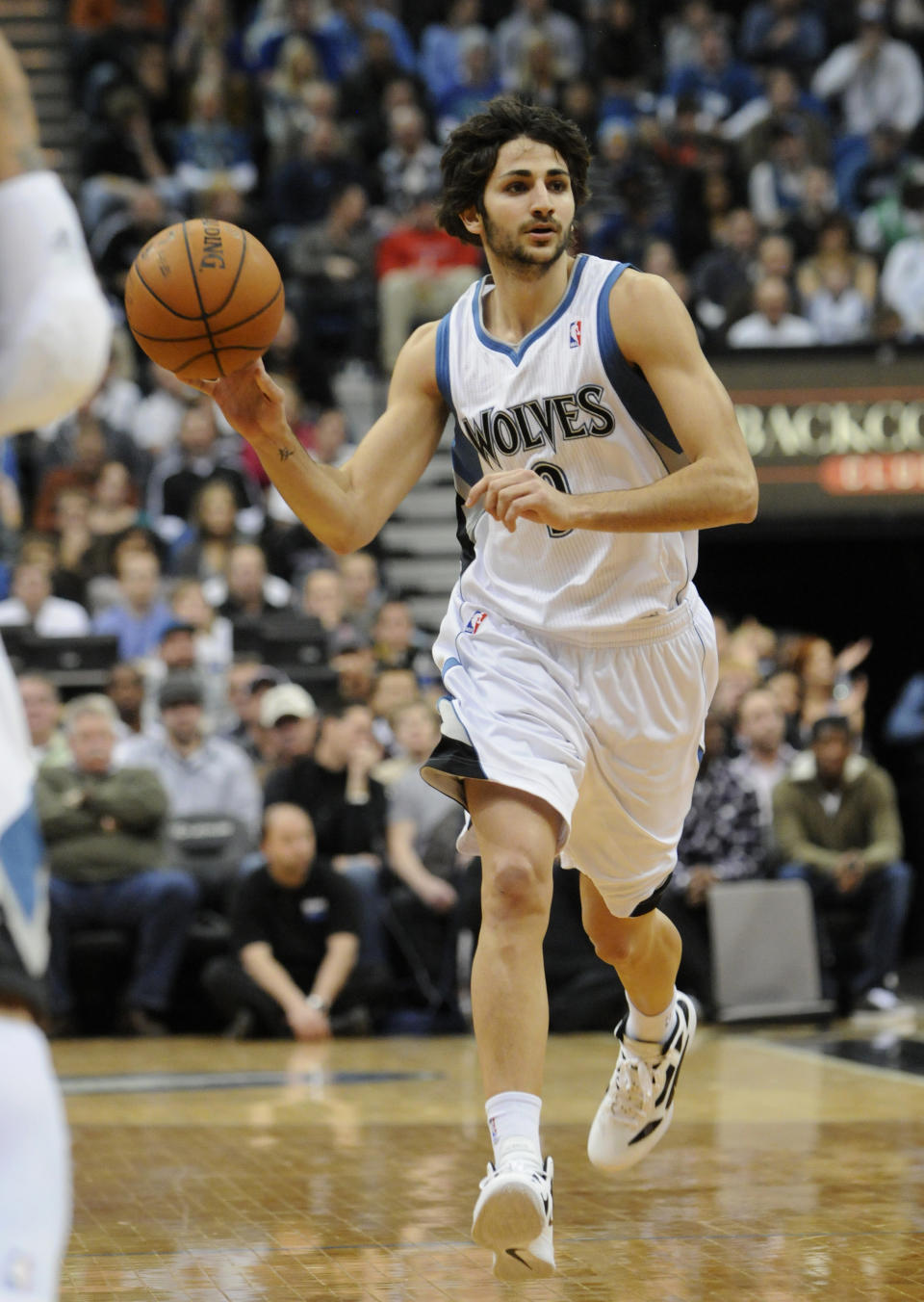 Ricky rememora después su llegada a la NBA en 2011 y cómo se preparó en Los Ángeles durante el <em>lockout</em> entrenando con otros jugadores. Allí conoció a Kevin Garnett, leyenda de los Timberwolves, su primer club en Estados Unidos. “’¿Vas a ir a Minnesota y les vas a dar todo lo que tú tienes? Pues créeme, ellos te lo van a devolver con creces’. No lo podía creer en ese momento, pero luego entendí que tenía toda la razón”, relata Rubio sobre su encuentro con KG. (Foto: Jim Mone / AP).