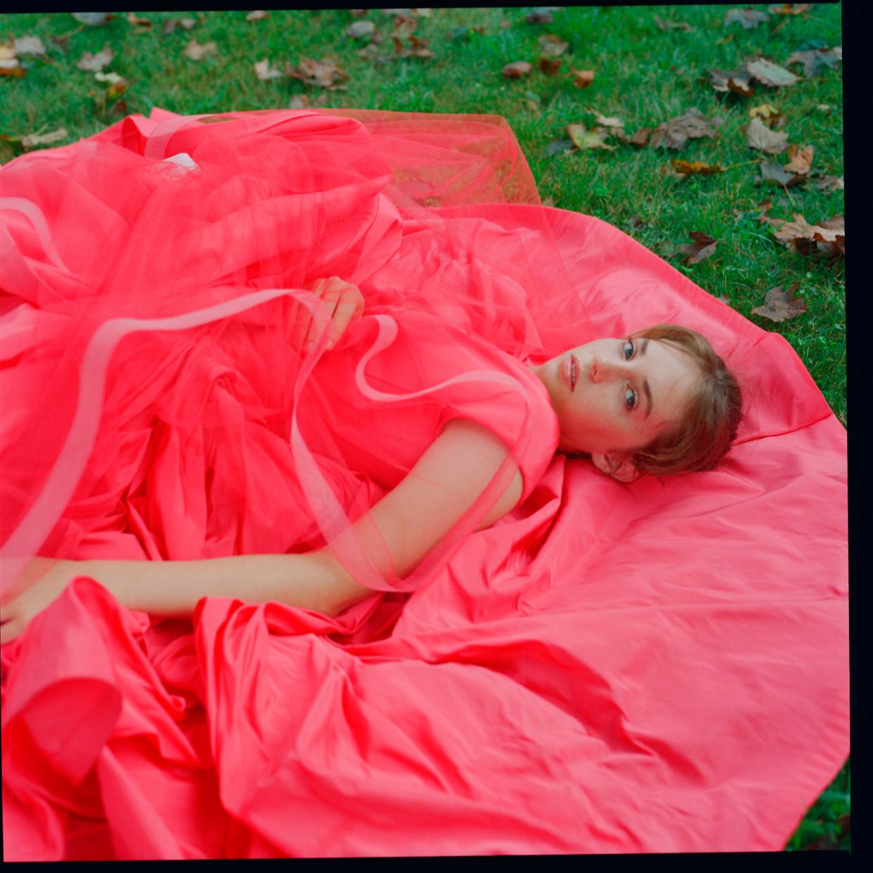 Maya Hawke wears a pink, voluminous gown from Zac Posen’s SS19 collection. (Photo: Courtesy of Zac Posen)