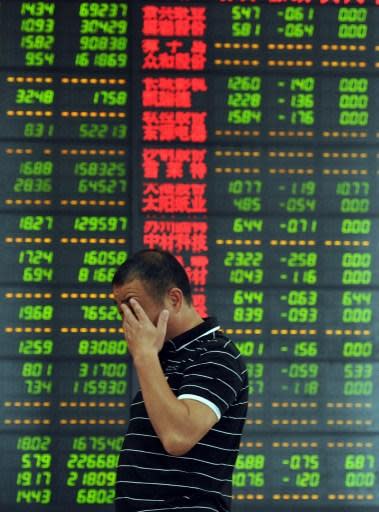 投資人在暴跌的中國股市前，只能掩面(圖：AFP)