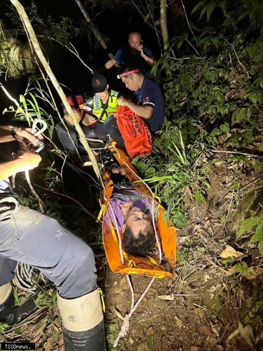 登山客跌落鹿谷鄉鳳凰山約十公尺的溪谷，南投縣消防人員漏夜深入救援。(南投縣消防局提供)