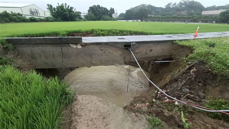 農田土壤因大雨持斷塌陷，導致灌溉便道整個騰空，附近居民擔心會發生危險。(圖／翻攝畫面)