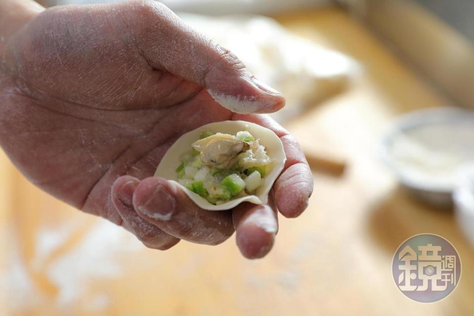 絲瓜湯包中包入一整顆鮮甜蛤蠣。