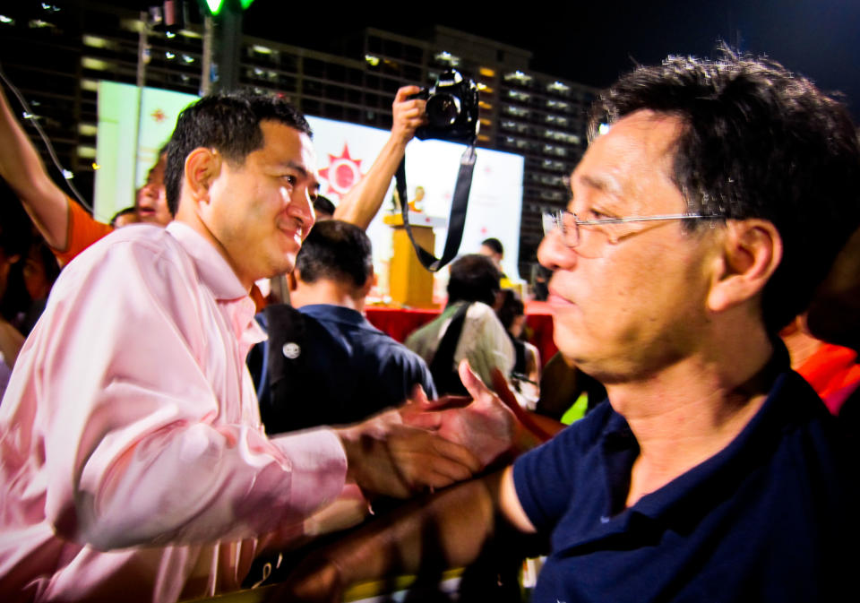 NSP candidate Steve Chia shakes hands with Tampines GRC residents after the rally. (Yahoo! photo/ Liyana Low)