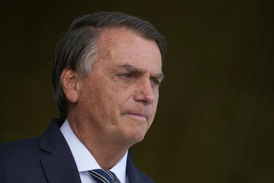 O presidente Jair Bolsonaro no palácio da Alvorada em Brasília (Foto: Eraldo Peres/AP)